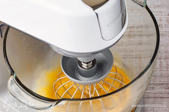 Желтки смешайте с солью, перцем и горчицей. Для более тщательного и быстрого приготовления воспользуйтесь специальной насадкой венчик, которая легко взобьет желтки до необходимой степени.