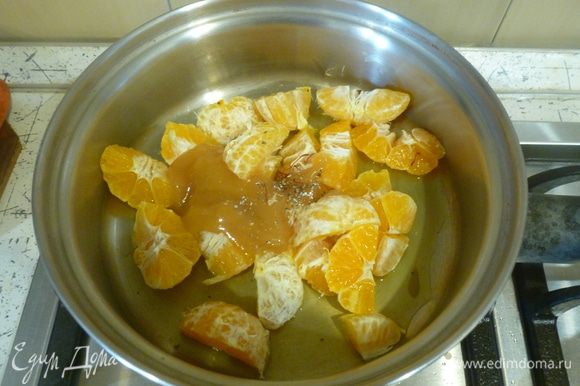 Мандарины очистить, нарезать на 4 части, сложить в сотейник с остальными ингредиентами для соуса. Проварить 15 минут до загустения.