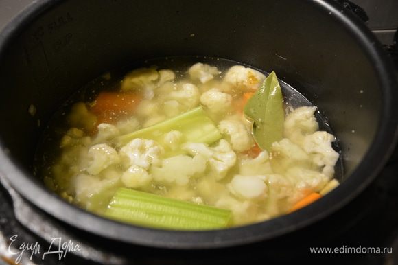 К капусте добавить крупно нарезанную морковь, сельдерей, картофель, лавровый лист, нут 1 горсть, воду. Варить в режиме «Варка» 30 минут.