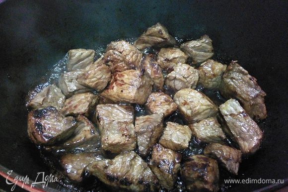 Когда обжарена последняя порция мяса, сложить все в кастрюлю.