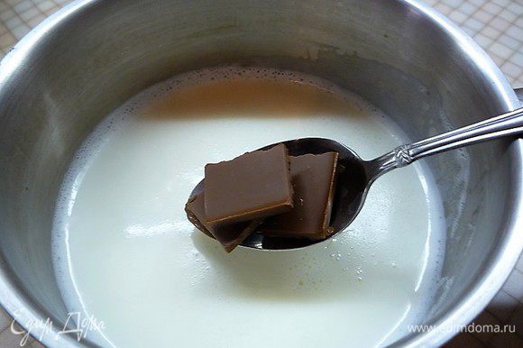 В кастрюлю наливаем молоко, доводим до кипения на среднем огне. Шоколад ломаем кусочками и добавляем в горячее молоко. Оставим кусочек шоколада для украшения готового мусса. Все хорошо перемешиваем, чтобы шоколад полностью растворился.