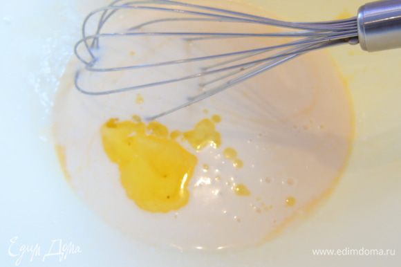 Кефир подогрейте до 36°С, добавьте к яйцу и влейте растительное масло. Взбейте венчиком.