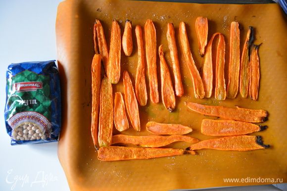 Морковь разрезать вдоль, посолить, сбрызнуть оливковым маслом и выпекать при 200°С 15 минут.