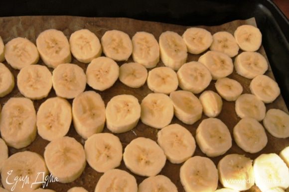 Бананы нарезать кружками и распределить по карамели в один слой.