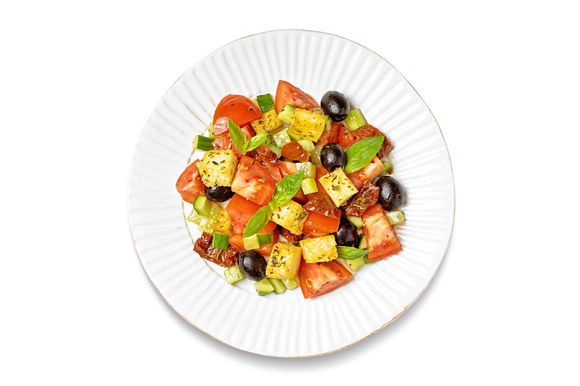 Заправьте оставшимся оливковым маслом, уксусом, солью, перцем, перемешайте, дайте салату постоять 1–2 минуты и подавайте.