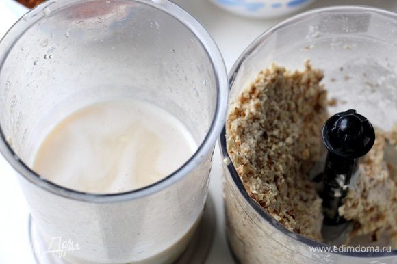 Процеживаем «молоко» через марлю, получаем ореховую массу и отдельно жидкость.