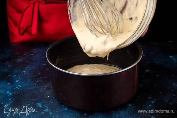 В подготовленную форму вылейте тесто и поставьте выпекаться при 180°С 20 мин. до сухой консистенции внутри.