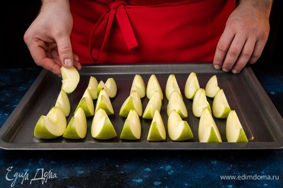 Приготовьте яблочное пюре. Яблоки разрежьте пополам, уберите сердцевину. Запекайте 30-35 минут.