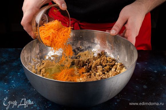Добавьте тертую морковь, орехи, яблочный соус и перемешайте.