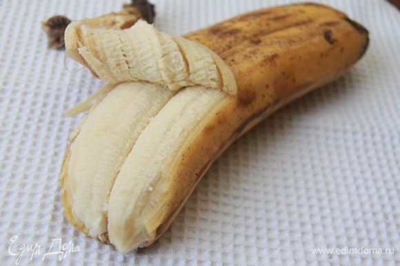 Для пюре лучше взять переспевшие бананы. Вот такой необычный банан-сиамский близнец нам попался.