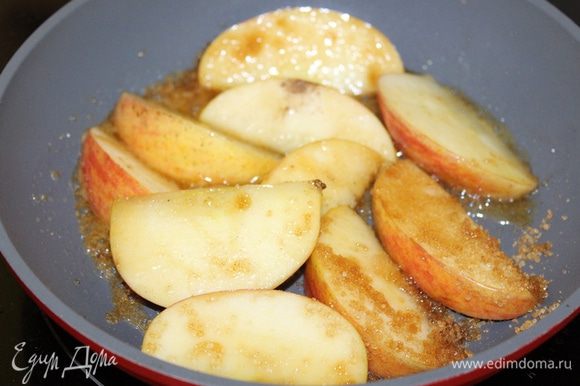 Разогрейте сливочное масло, положите яблочные дольки, посыпьте сахаром с корицей и слегка обжарьте.