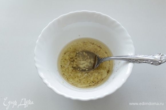 Для маринада: 3 зубчика чеснока очистить и нарезать мелкими кусочками, смешать в миске лимонный сок, оливковое масло, чеснок, соль и специи.