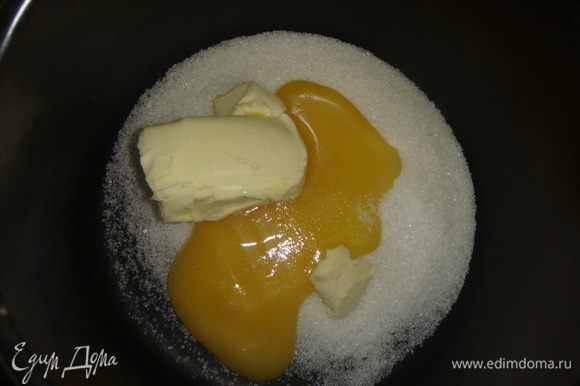 В маленькую кастрюльку выложить сахар, мед, ванильный сахар и сливочное масло.