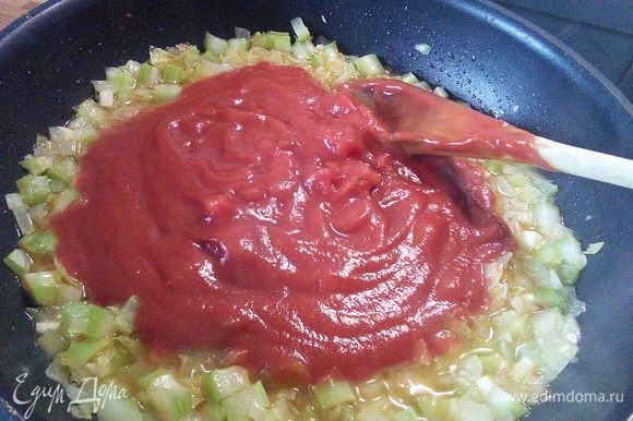 Добавить помидоры в собственном соку, предварительно их размять и тушить на маленьком огне 10 мин.