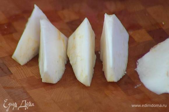 Картофель и корень сельдерея почистить и нарезать небольшими кусочками.