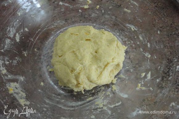 Замесить мягкое песочное тесто из мягкого масла, яйца, цедры одного лимона, соли и муки. Завернуть в пищевую пленку и отправить в холодильник минимум на 30 минут.