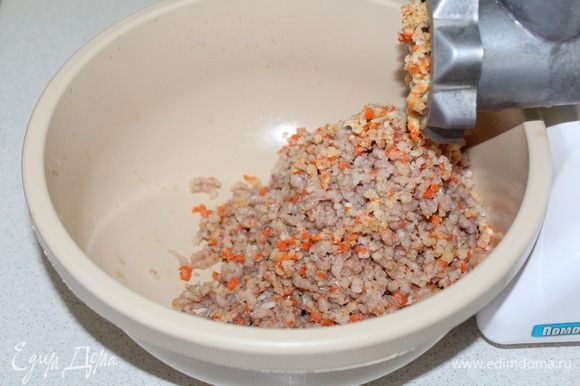 Перемалываем рыбу на мясорубке. Второй раз пропускаем мясо с морковью, рисом и луком. Добавляем соль и перец, кедровое масло по вкусу.