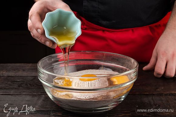 Добавьте жидкие ингредиенты — мед, яйцо, желток. Вымесите тесто до однородного состояния сначала миксером, а затем руками. Отправьте тесто в холодильник на 30 минут.