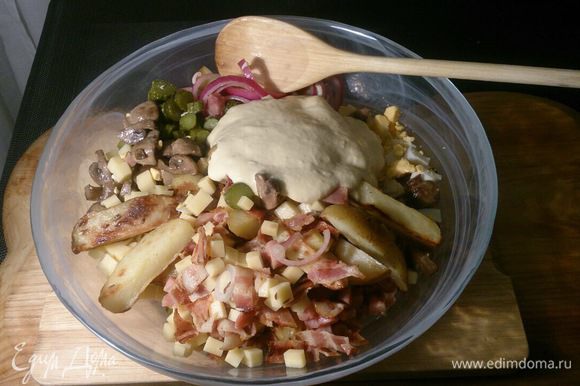 Выкладываем все ингредиенты в салатник, добавляем соус и аккуратно, и тщательно перемешиваем.