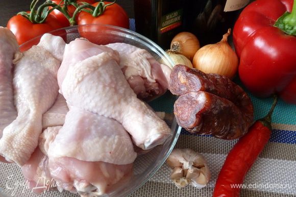 Подготовим все продукты. Куриные голени (бедра или нарубленная тушка курицы) помоем и обсушим.