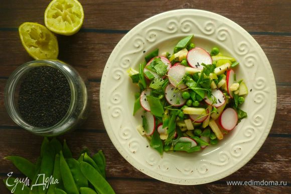 Соединить овощи и кинзу, заправить салат. Посыпать кунжутом и кресс-салатом. Приятного аппетита!