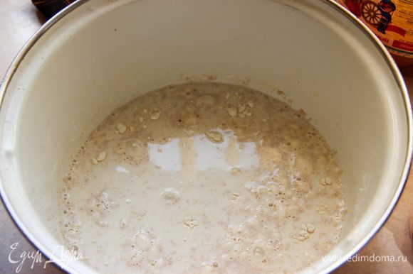 Сначала займемся тестом. 1 стакан теплого молока выльем в кастрюлю, добавим дрожжи, соль, сахар и две столовые ложки муки. Поставим тесто в теплое место на 30 минут.