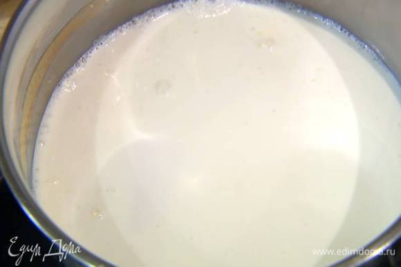 Молоко и сливки влить в кастрюлю и прогревать до появления первых пузырьков, но не кипятить.