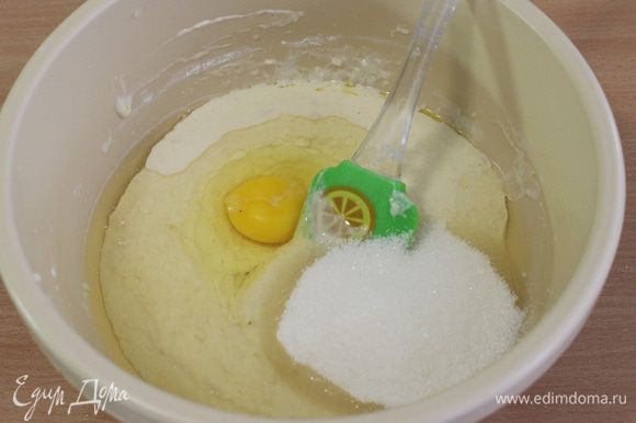 Растительное масло, сахар и яйца перемешайте.