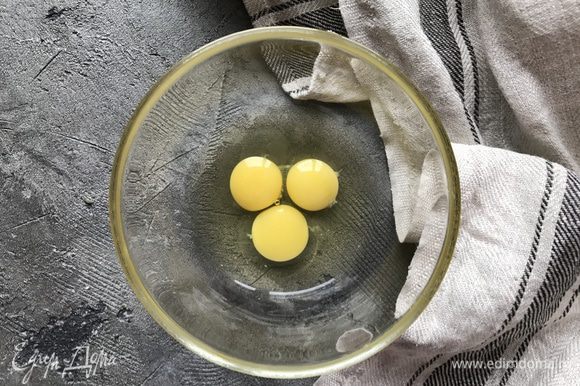 Перепелиные яйца разбейте в тарелку, так у вас не попадет скорлупа и не повредиться желток.