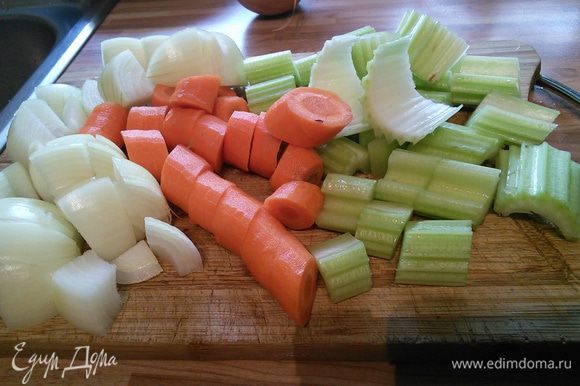 Нарезать крупно лук, морковь и сельдерей.