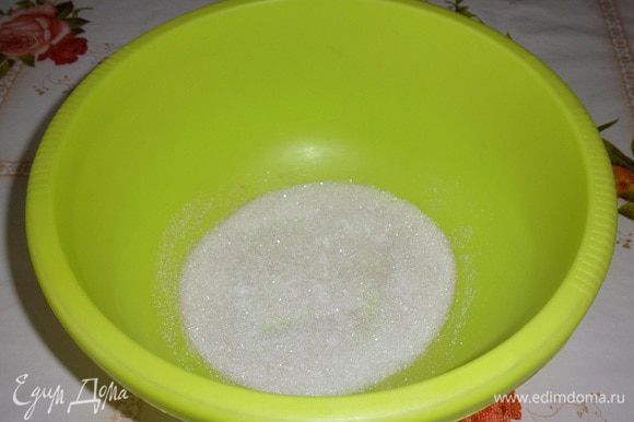 В чашку высыпаем сахар и дрожжи. Перемешиваем сухой ложкой.