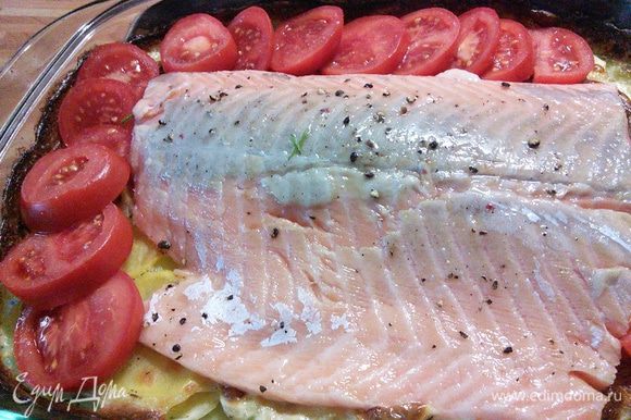 Через 45 минут выложить на картофель филе лосося (можно разрезать лосося на порционные кусочки) и кружочки помидора.