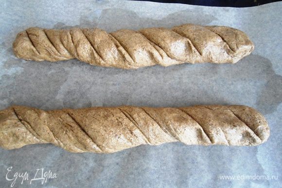 Сформировать 2 батончика, немного скрутить их и сделать надрезы. Противень смазать маслом и поместить на него хлеб. Оставить на 30 минут на окончательную расстойку.