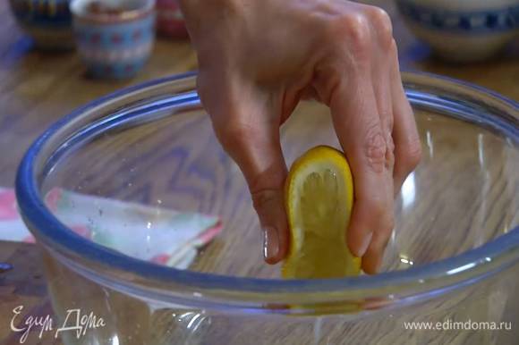 Из цитрусовых выжать сок: из половинки грейпфрута — 2 ст. ложки, из половинки апельсина — 2 ст. ложки, из половинки лимона — 1 ст. ложку.