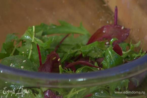 Листья салата выложить в миску, полить 1/3 соуса Эбара и перемешать.