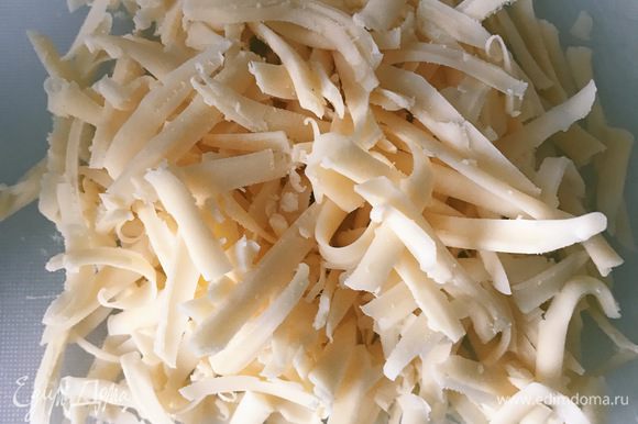 Пока маринуются гребешки и готовиться паста, натрите сыр на крупной терке.