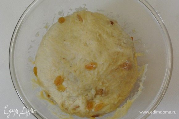 После расстойки в тесто добавить молотый кардамон, молотый миндаль и изюм.