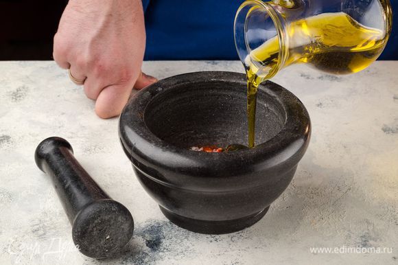 Оборвите листья тимьяна, соедините их с измельченными специями, добавьте оливковое масло и мелко нарезанный перец чили, перемешайте.