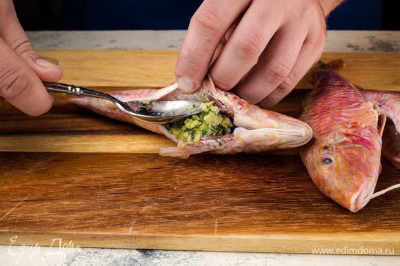 Внутрь каждой рыбы положите по 1 ч. л. зеленого масла, накройте пленкой и поместите в холодильник на 20 минут.