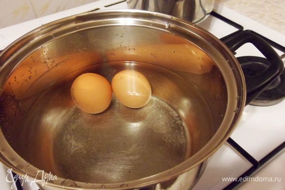 Отварить 2 яйца.