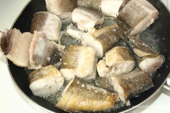 На разогретую сковороду добавить растительное масло. Обжарить в масле кусочки рыбы. По желанию можно обвалять рыбу в муке.