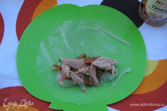 Листы рисовой бумаги смачивать в глубокой тарелке с водой. На лист выложить немного овощной начинки, горсть рисовой лапши и немного тунца.