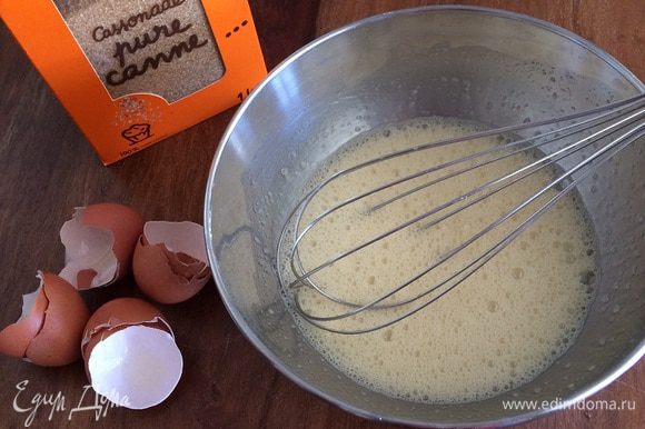 Подготовить влажные ингридиенты: взбить в пену яйца с сахаром. Растопить сливочное масло.