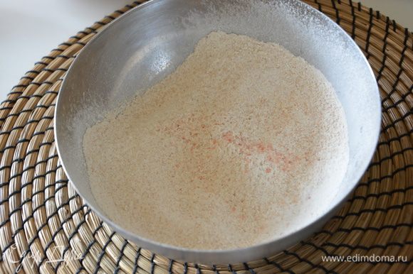 Отдельно просеять сухие ингредиенты: цельнозерновую муку, рисовую муку (можно заменить кукурузной), разрыхлитель, соль.
