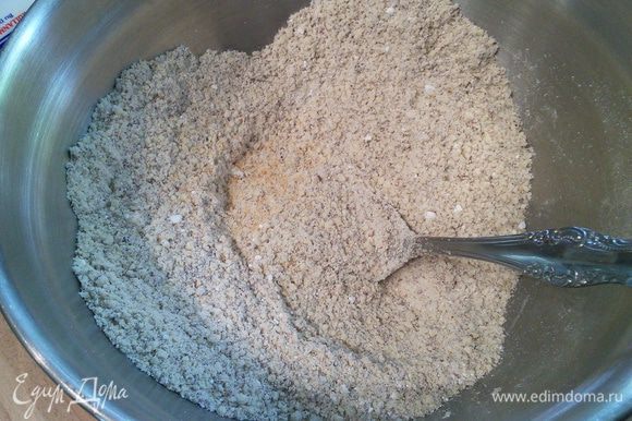 Переложите орехи в миску и смешайте с сахарной пудрой, щепоткой соли, миндальной эссенцией и апельсиновой цедрой.