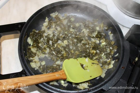 На другой сковороде приготовьте начинку из шпината. На сливочном масле поджарьте нарезанный кубиками лук и измельченный чеснок. Когда лук начнет менять цвет добавьте нарезанный шпинат и продолжайте готовить начинку не более 5 минут. Готовую начинку посолите и добавьте по вкусу перец.