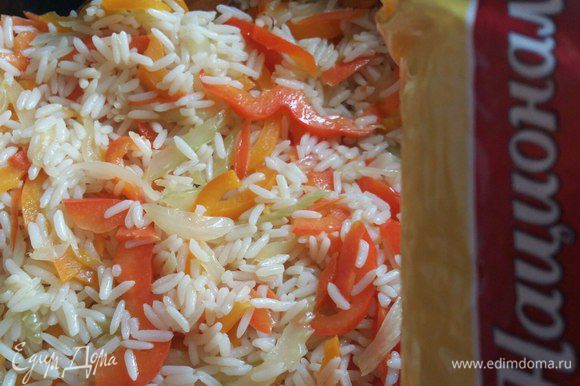 Перемешаем рис и обжарим в течении 5 минут, рис за это время пропитается вкусом овощей.