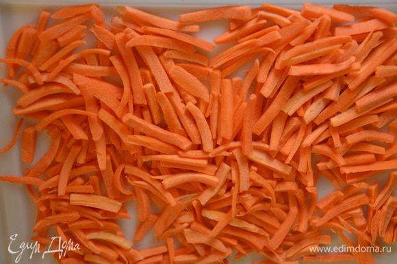 Добавить слегка подсушенную морковь (можно свежую).