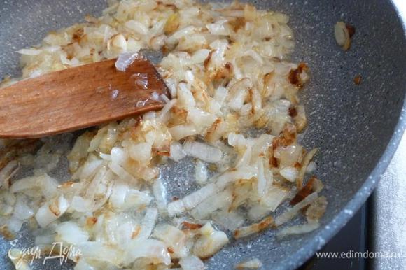 Почистим большую луковицу и обжарим ее до золотистого цвета на рисовом масле от Biolio. При обжаривании лука я добавляю щепотку сахара.