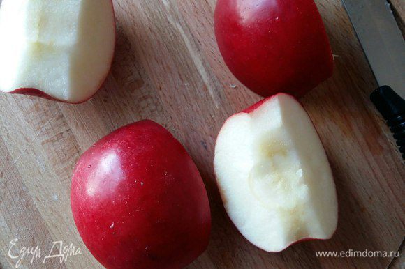 Возьмем яблоко, выбрать нужно красное, тогда и розочка будет красивая :) Режем на 4 части, очищаем от косточек.